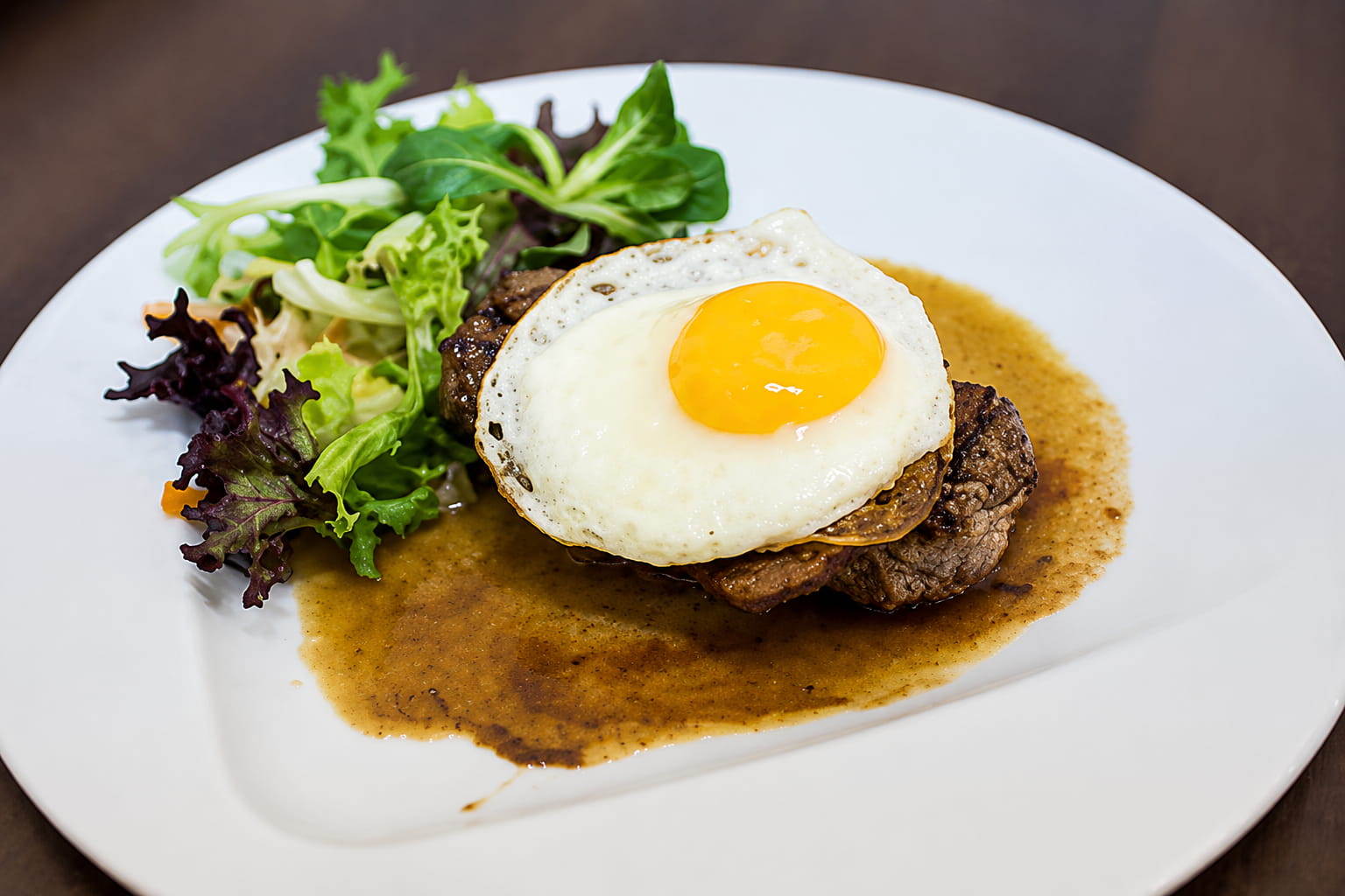 Naservírované hlavní jídlo v restauraci