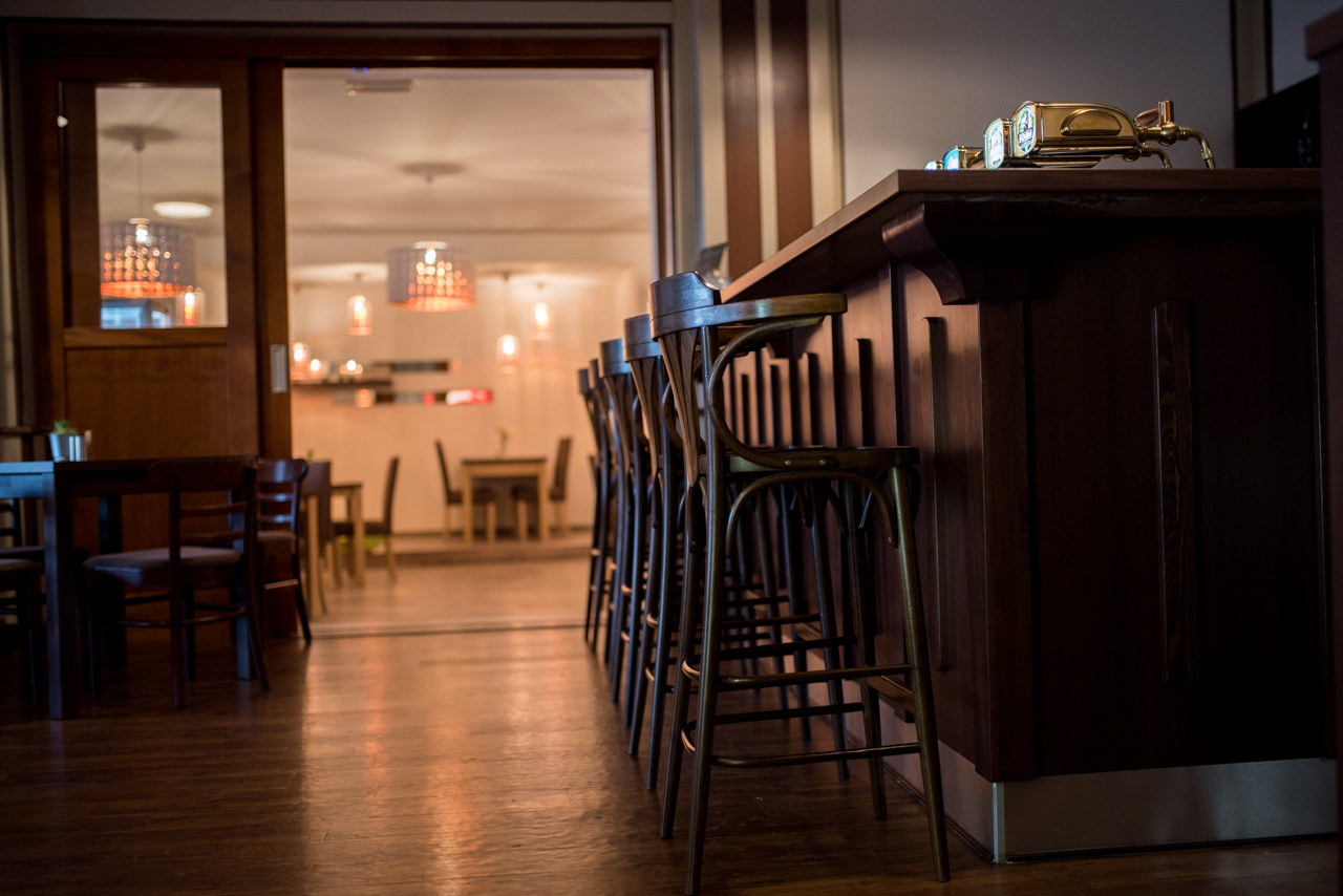 Bar a průhled do interiéru restaurace