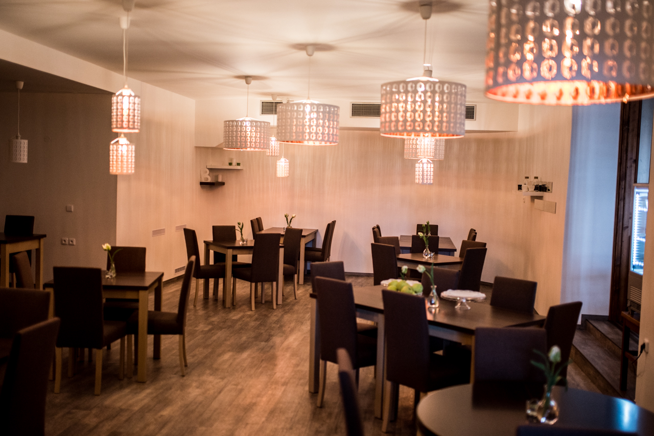 Světlý interiér restaurace připravený pro oslavu