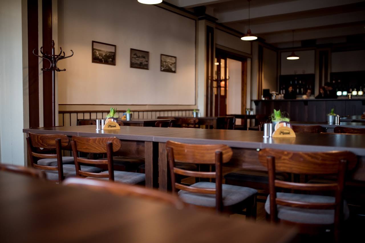 Historický sál restaurace s barem